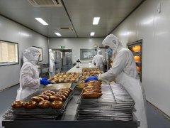 “吸氧”的旅客变成了“面包粉丝”